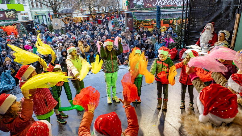 Mädchen und Jungen aus Kitas und Horten der Stadt haben mit ihren Auftritten auf der Bühne den Weihnachtsmarkt am Freitag eröffnet.