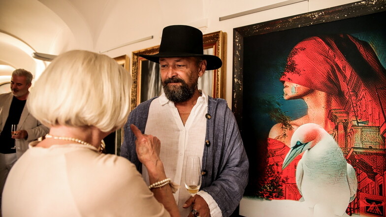 Künstler und Werk: Roman Rehak (Mitte) auf einer Ausstellung seiner Werke.