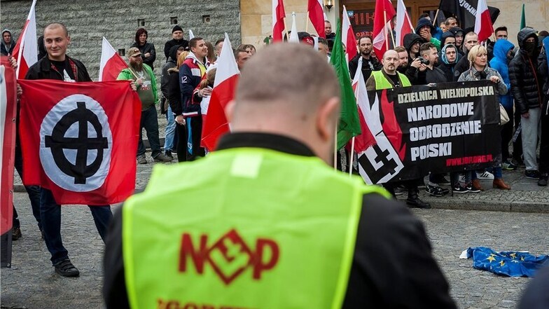 Polnische Nationalisten marschierten auf dem Postplatz in Zgorzelec auf, die EU-Fahne liegt im Dreck.