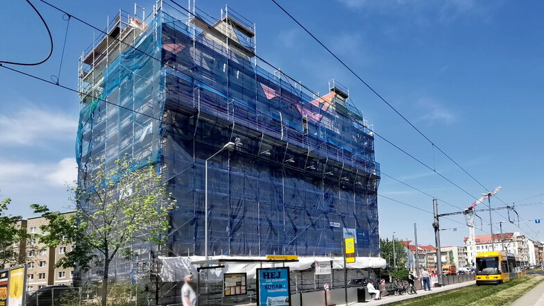 Hinter dem Gerüst gehen die Bauarbeiten am Erlweinhaus in der Friedrichstadt inzwischen gut voran. Im Sommer soll das Gerüst fallen.