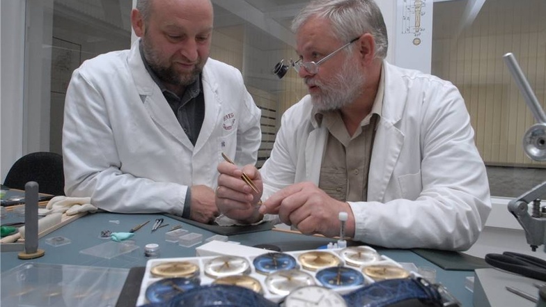 Der Brandenburger Unternehmer Carsten Hellmann (li.) gründet 2005 eine Firma, die Uhren unter dem Markennamen Hemess baut. Unterstützt wird er von Uhrmachermeister Jürgen Fritsch.