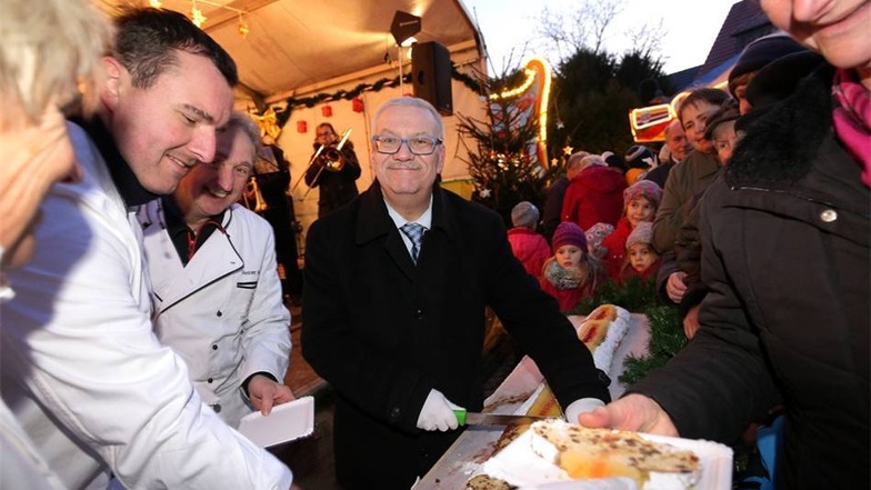 Eröffnung des Radeberger Weihnachtsmarkts: Stollenanschnitt mit OB Gerhard Lemm (Mitte) und Robert Meyer vom Mühlenbäcker.