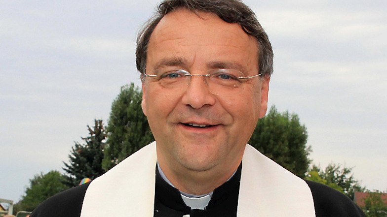 Vielfältig sind die Aufgaben des Pfarrers Dr. Wolfgang Kresák. Das Bild zeigt ihn bei der Einweihung der Zuschauertribüne der DJK.