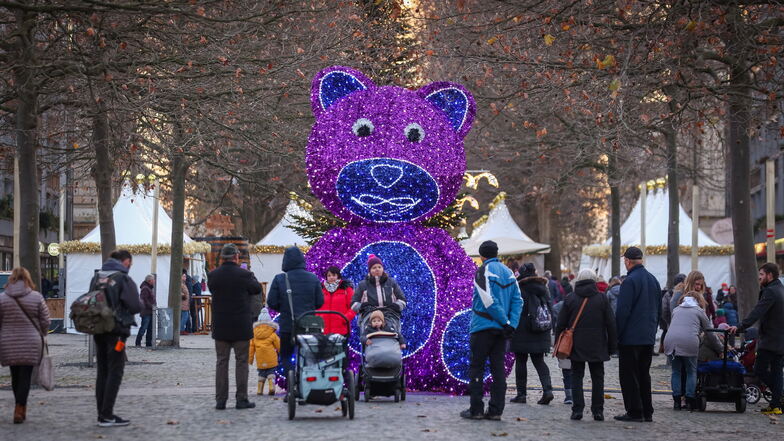 Nach Vandalismus am Wochenende: Weihnachts-Teddy auf Augustusmarkt in Dresden leuchtet wieder