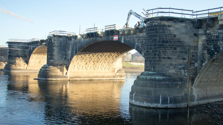 An der Augustusbrücke in Dresden geht es voran.