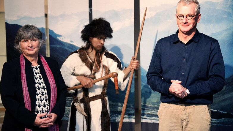 Die Archäologen Pavla Ender und Dr. Michael Strobel haben die Ötzi-Ausstellung mit hiesigen Funden erweitert.