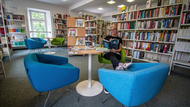 Die Mitarbeiterin der Harthaer Bibliothek Sophia Wolfram hat es sich in der neuen Leseecke der Erwachsenenbibliothek bequem gemacht. Auch der Bereich für die Kinder wurde aufgemöbelt.