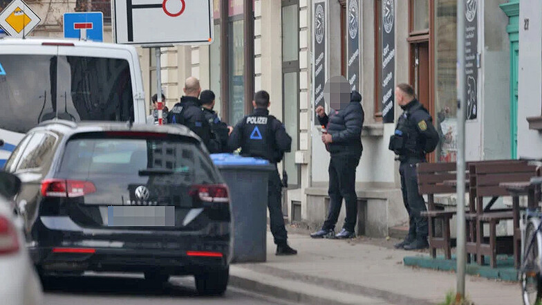 Beamte der Polizei unterstützen einen Großeinsatz des Zolls in Leipzig. Es geht um Schwarzarbeit in der Gastronomie.
