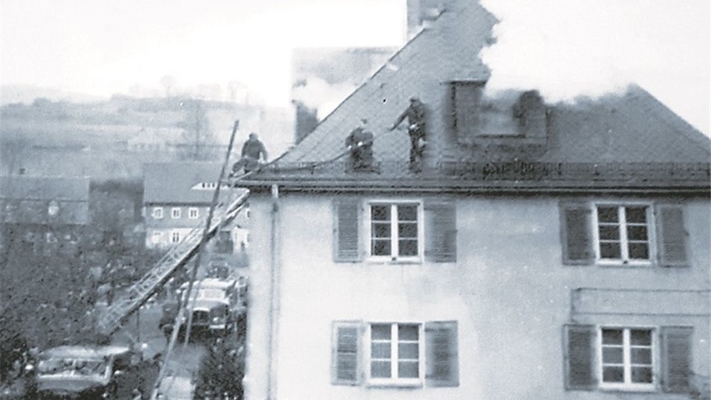 Die Varnsdorfer Feuerwehrleute 1967 beim Brandeinsatz auf dem Dach in Großschönaus Zollgasse. Fotos: (6) Feuerwehr
