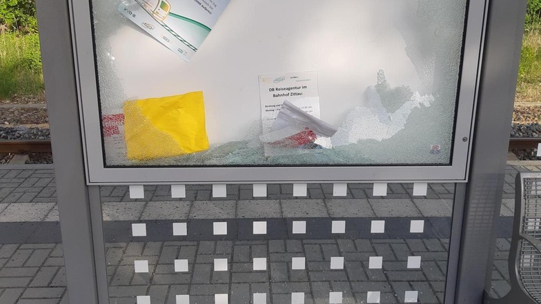 Die zerstörte Scheibe des Infokastens am Bahnhaltepunkt in Hirschfelde.