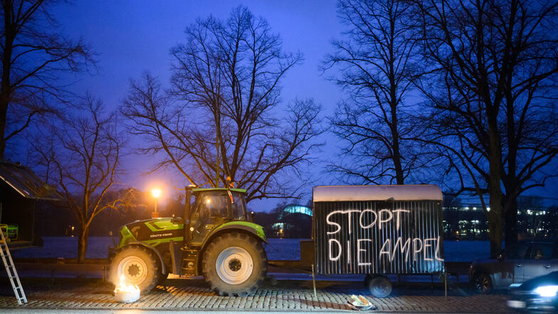 Bauern protestieren seit dem Sonntagabend vorm Kaufland-Logistikzentrum in Südbrandenburg.