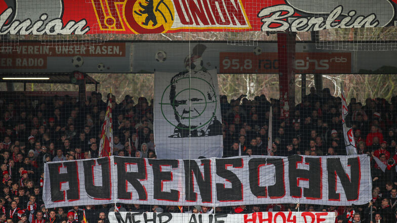 Union-Ultras zeigten beim Bundesligaspiel gegen den VfL Wolfsburg einen Banner mit dem Schriftzug "Hurensohn" und dem Abbild von Dietmar Hopp, Mäzen des TSG 1899 Hoffenheim, im Fadenkreuz. Es folgte eine Spielunterbrechung.