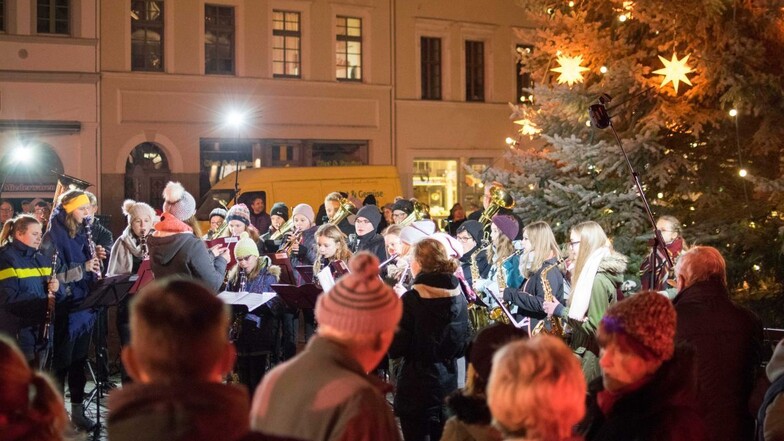 Gegen 16:30 Uhr versammeln sich alle auf dem Altmarkt, wo der festlich geschmückte Weihnachtsbaum zu den melodischen Klängen der Löbauer Bergmusikanten erleuchtet wird.