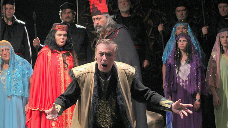 In der Prager Festspieloper verkörpert Richard Han NABUCCO und zieht damit alle in seinen Bann.