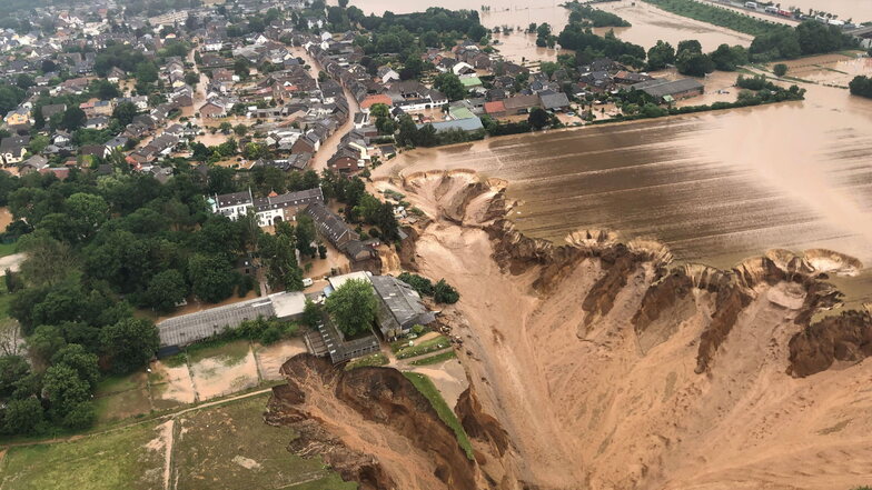 Überschwemmungen in Erftstadt-Blessem. Hier sind einige Häuser eingestürzt, werden mehrere Menschen vermisst.