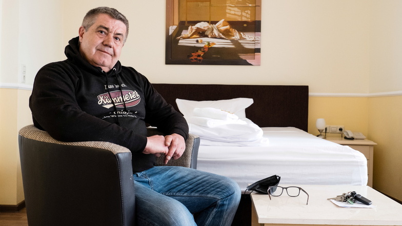 Inhaber Burkhard Kämmerer in einem Zimmer seines Hotels Silesia. Im Moment ist noch nicht absehbar, wie stark die Gas- und Strompreise den Hotelbetrieb beeinträchtigen werden.