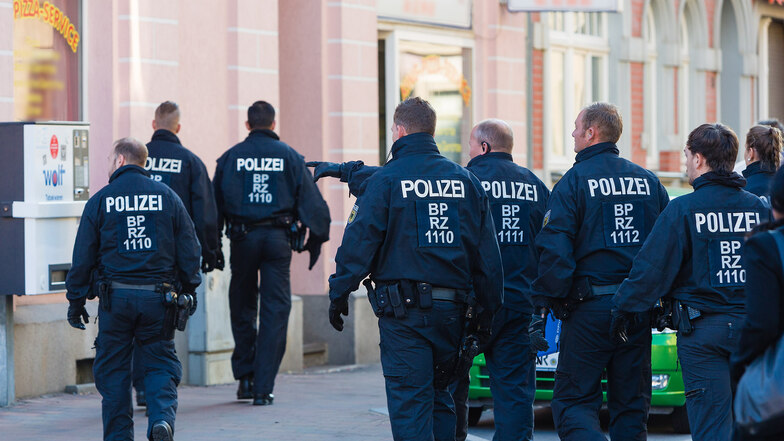 Polizisten haben am Mittwoch im Raum Leipzig mehre Gebäude durchsucht und mutmaßliche Schleuser festgenommen.