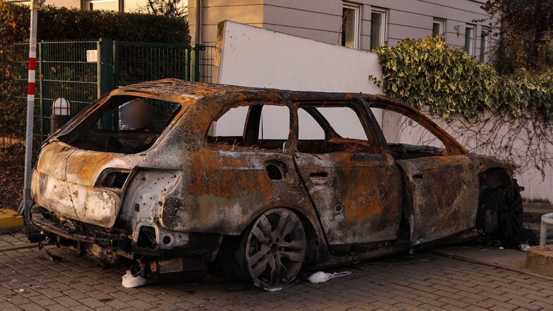 Der ausgebrannte Audi A6 wird von der Polizei untersucht.