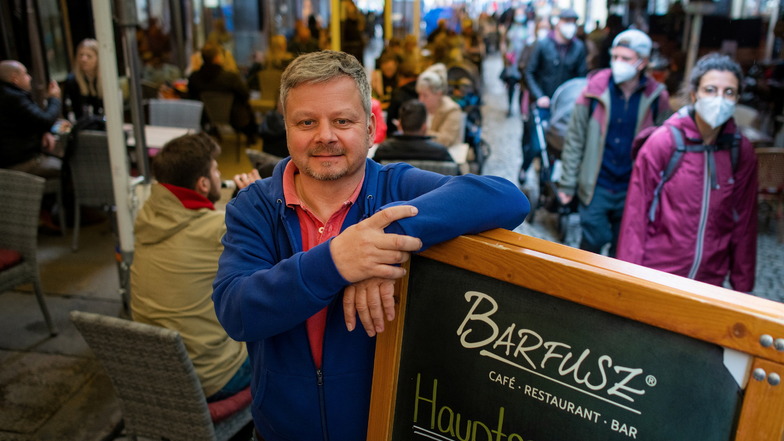 Gastwirt Henrik Dantz ist froh, in seiner Bar Barfusz am Leipziger Markt wieder Gäste bedienen zu können.