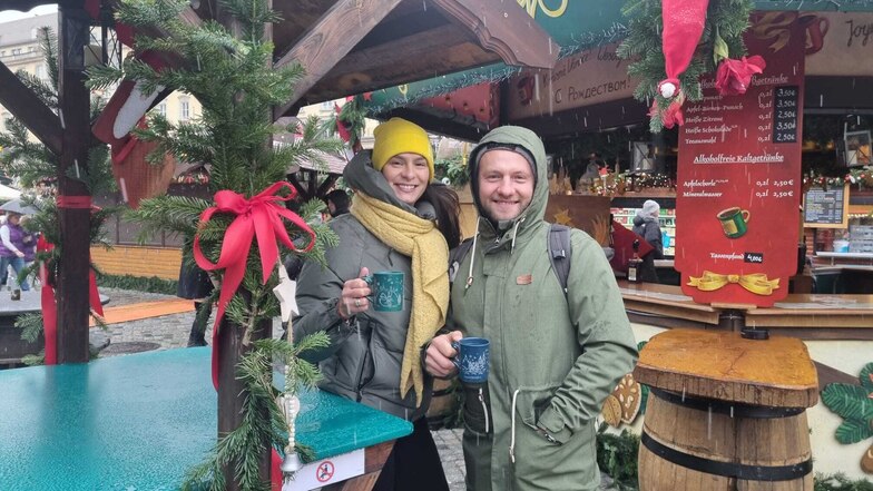 Marek und Pavla aus Prag freuen sich über einen Glühwein, als die Buden wieder öffnen durften.