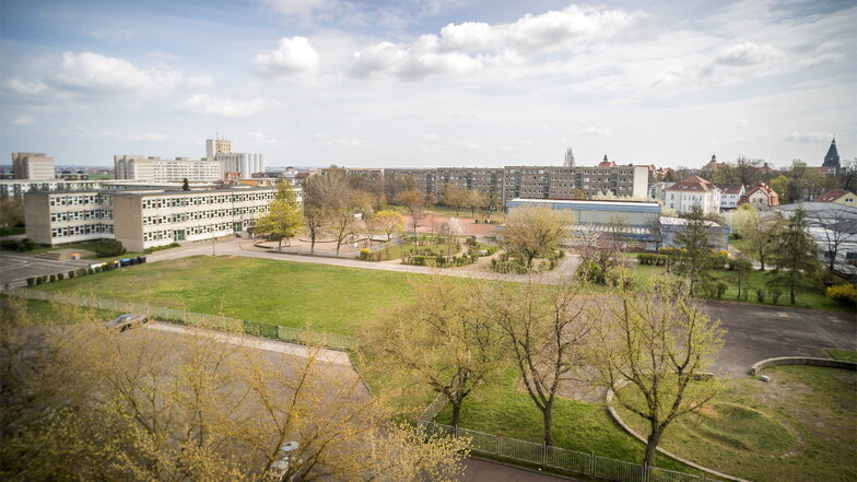 Das zur 4. Grundschule (links) gehörige Gelände in einer Aufnahme vom Frühjahr 2021: Einst stand auf dem Areal noch ein weiterer Typ-Dresden-Bau.