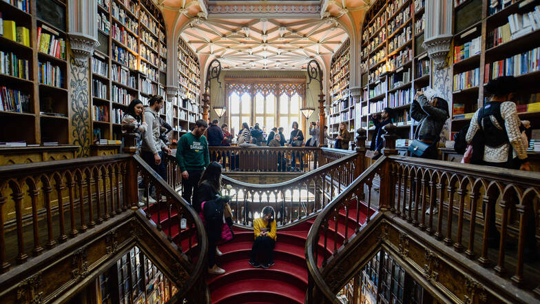 Die Livraria Lello ist eine Buchhandlung in der portugiesischen Stadt Porto. Sie zählt zu den schönsten Buchläden Europas und der Welt.
