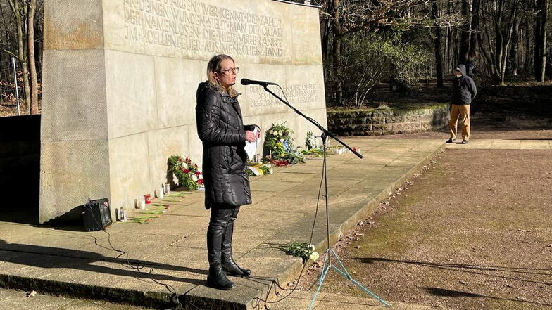 Kulturbürgermeisterin Annekatrin Klepsch (Linke) spricht zum Gedenken am Aschegrab. Es gebe ,,ein Recht auf Trauer um die Opfer". Aber allen Versuchen, den 13. Februar ,,für Ideologien zu instrumentalisieren, gelte es, entschlossen entgegenzutreten". Es s