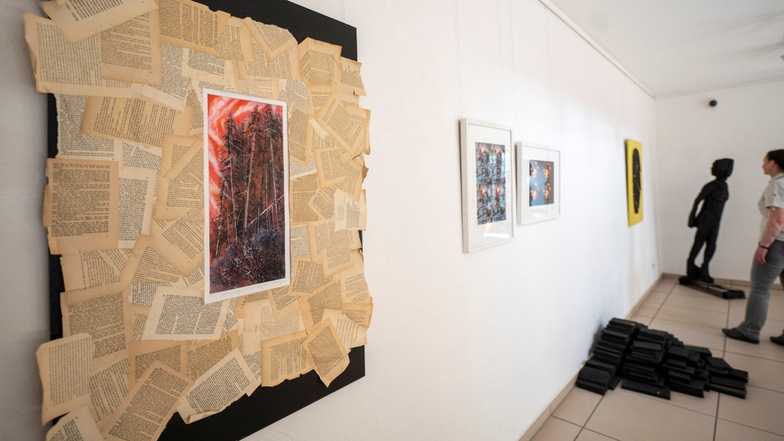 In der aktuellen Ausstellung setzen sich Künstler in ihren Arbeiten mit Bücherverbrennung und Zensur in der Stadtgalerie auseinander.