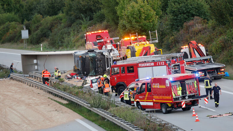 Rettungskräfte sind am Abend bei Bergungsarbeiten auf der A72 zu sehen: Die Autobahn wurde zeitweise voll gesperrt.
