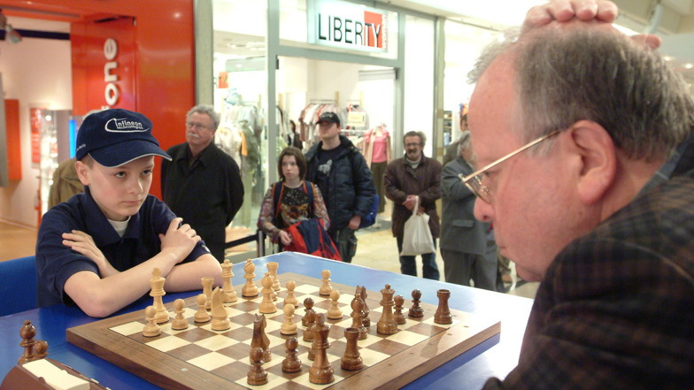 Rund zwei Jahre nach der Eröffnung wurde Schach in der Altmarktgalerie gespielt. Am 26. März 2004 saßen sich Großmeister Wolfgang Uhlmann und der damals 13-jährige Falko Bindrich gegenüber. Sie einigten sich auf ein Unentschieden.