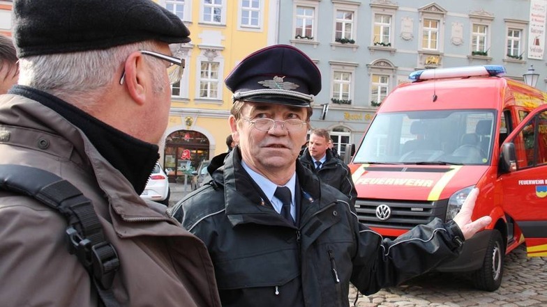 Vorführung der neuen Feuerwehrfahrzeuge auf dem Bautzener Hauptmarkt. Wehrleiter Ralf Löwe erläutert die Aufgaben der neuen Fahrzeuge.