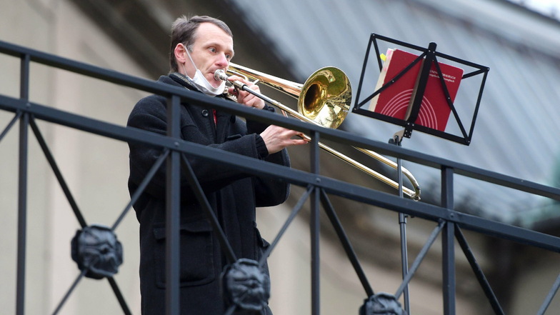 Mit seinem Posnauenspiel vor der Ebersbacher Kirche verbreitete Kantor Amadeus Egermann weihnachtliche Stimmung.