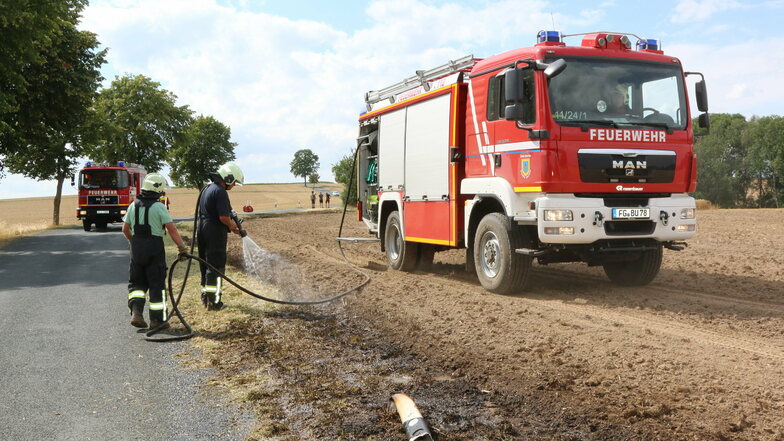 Am 28. Juli war die Harthaer Feuerwehr mit zwei Fahrzeugen in Saalbach im Einsatz. Während die Kameraden den in Brand geratenen Randstreifen löschten, haben Landwirte mit einem Pflug die Fläche vor der Ausbreitung des Feuers geschützt.
