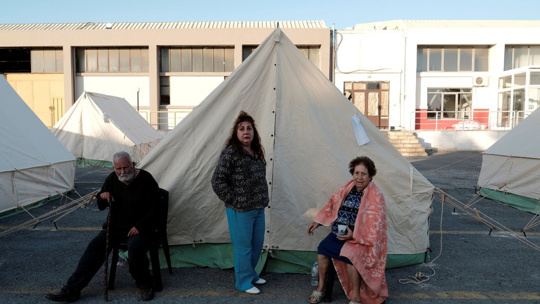 Menschen sitzen bzw. stehen vor ihren Zelten im Dorf Arkalochori auf der südlichen Insel Kreta. Erneut hat ein Beben am Dienstagmorgen die Mittelmeerinsel Kreta erschüttert.