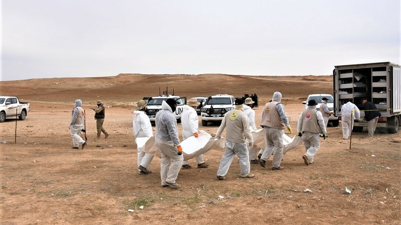 Das Foto zeigt die Arbeit der Vereinten Nationen im Irak, wo Leichen identifiziert werden.