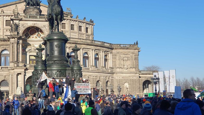 Die Landwirte sind auf dem Dresdner Theaterplatz zusammengekommen, wo die offizielle Kundgebung begonnen hat.
