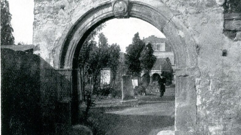 Portal des einstigen Nikolaifriedhofs auf dem Gelände des heutigen Friedensparks. Der Friedhof wurde 1870 aufgegeben und Anfang des 20. Jahrhunderts zu einem Stadtpark umgestaltet.
