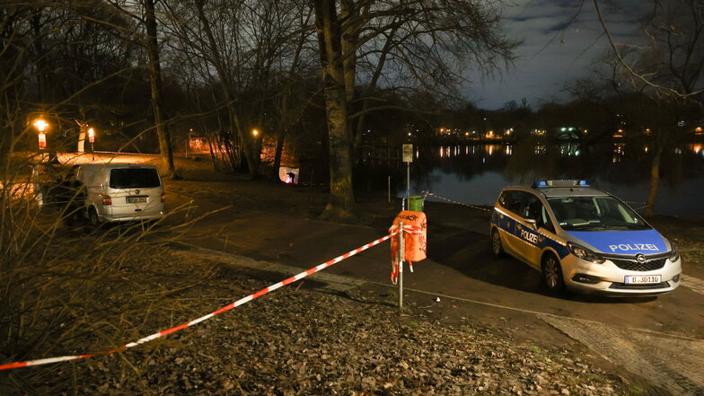 Am Ufer des Weißen Sees in Berlin-Pankow sind am Montag zwei Leichen gefunden worden.