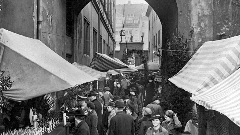 Vor 1945: Der Striezelmarkt im alten historischen Stallhof.