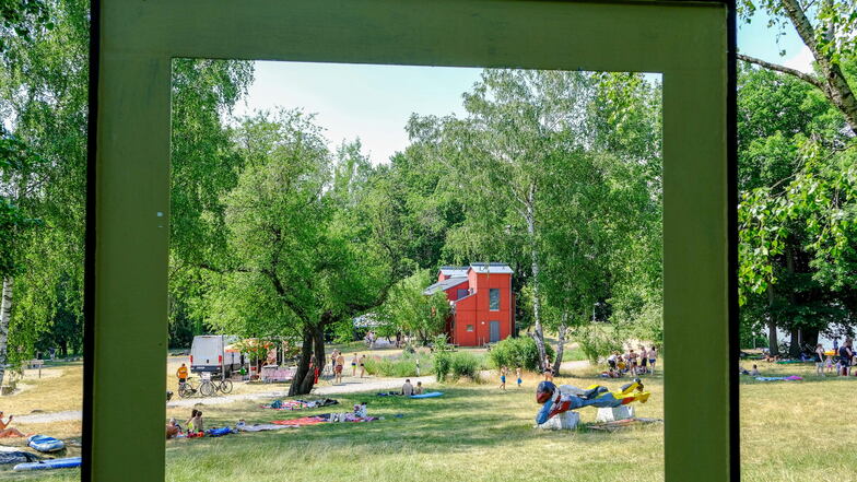 Kunst und Lebensfreude am Roten Haus am Dippelsdorfer Teich in Friedewald. Hier geht man auch gern baden.