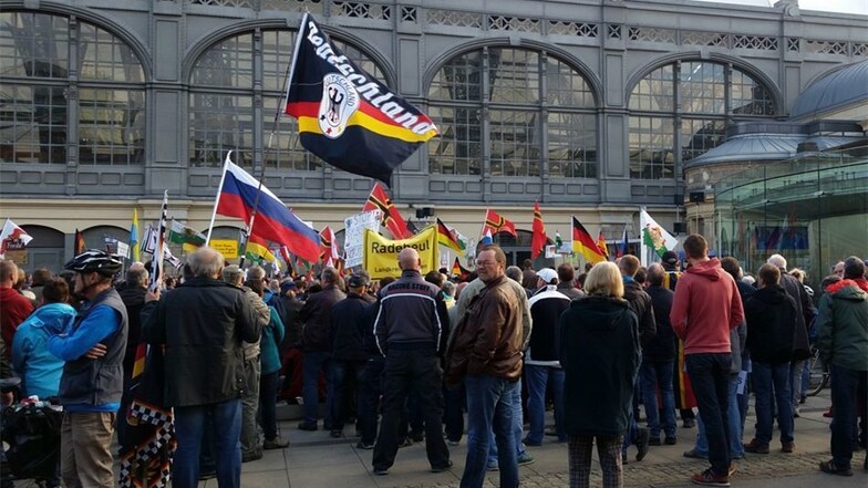 Pegida trifft sich am Dresdner Hauptbahnhof.