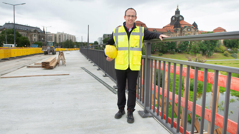 Brücken-Abteilungsleiter Andreas Gruner freut sich, dass der Bau des neuen Geh- und Radweges auf der Carolabrücke weit fortgeschritten ist. Auf der Neustädter Seite stehen schon die Geländer.