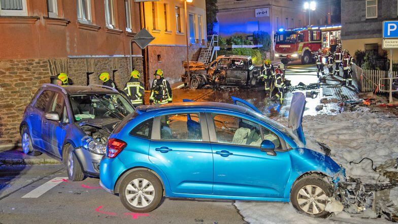 In Lauter-Bernsbach im Erzgebirgskreis stoßen in der Nacht zu Sonntag drei Autos zusammen. Elf Menschen werden verletzt, ein Auto brennt vollständig aus.