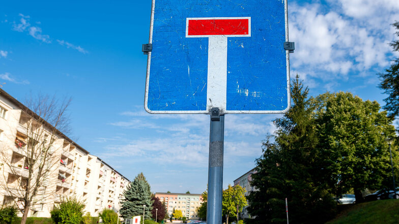 Blick auf die Blücherstraße in Kamenz: In Kamenz-Ost werden Straßen saniert. Eine Anwohnerin kritisiert fehlende Umleitungs-Hinweise für die Kraftfahrer.