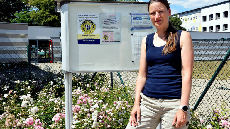 Anke Stefaniak vor dem Eingang zur Turnhalle des Förderzentrums für Körperbehinderte Hoyerswerda. Hier finden diverse Kurse der FSG Medizin statt.