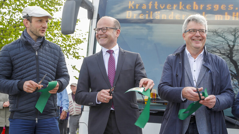 Landtagsabgeordneter Stephan Meyer, Minister Oliver Schenk (beide CDU) und Großschönaus Bürgermeister Frank Peuker (SPD) (von links) gehörten zu denjenigen, die symbolisch das Band zur Eröffnung der Verknüpfungsstelle durchschnitten.