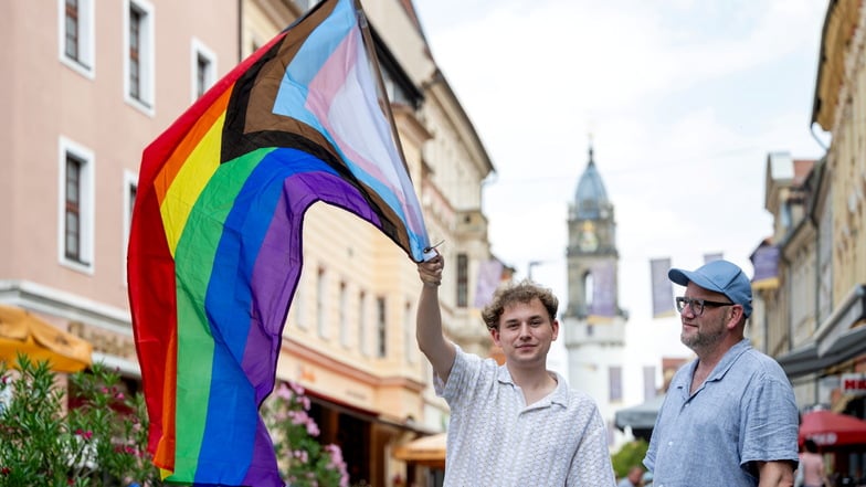 Die Pride-Flagge wird am 10. August wieder auf vielen Bautzener Straßen zu sehen sein. Jonas Löschau (l.) und Tim Heilmann vom Queeren Netzwerk organisieren den zweiten Christopher Street Day in Bautzen.