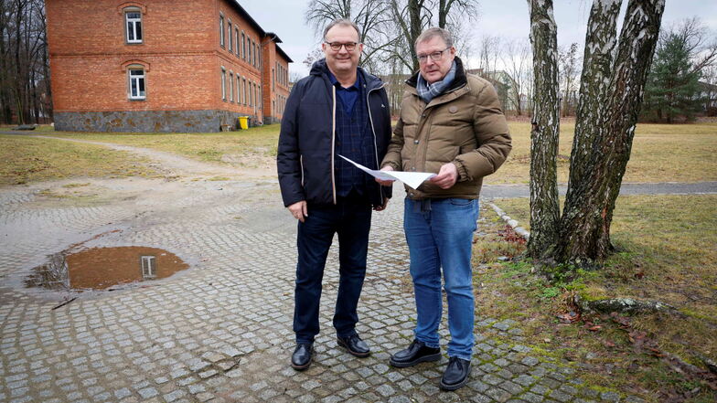 Königsbrücks Bürgermeister Heiko Driesnack (l.) und Planer Peter Linke haben ganz genaue Vorstellungen, wie man den Via Regia Park aufwerten könnte.