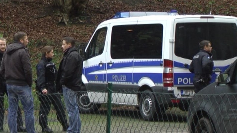 Die Staatsanwaltschaft Dresden und das Operative Abwehrzentrum haben mit Unterstützung von Einsatzkräften der Bereitschaftspolizei Dresden am Mittwoch in Meißen Wohnungen durchsucht.