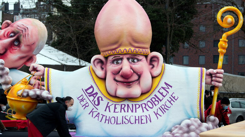 Auch für die Karnevalisten am Rhein wie hier in Düsseldorf ist die katholische Kirche und ihr Missbrauchsskandal ein Thema.